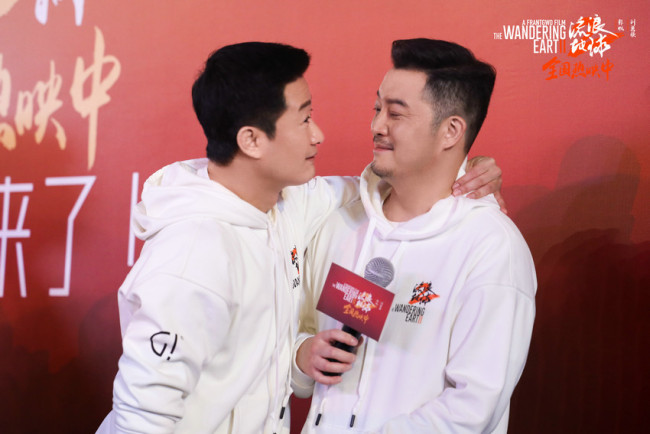 《流浪地球2》路演深圳站 真实道具现场亮相引欢呼