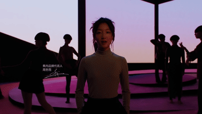 男人和女人站在椅子上 低可信度描述已自动生成