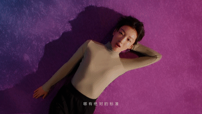 穿着紫色衣服的人 中度可信度描述已自动生成